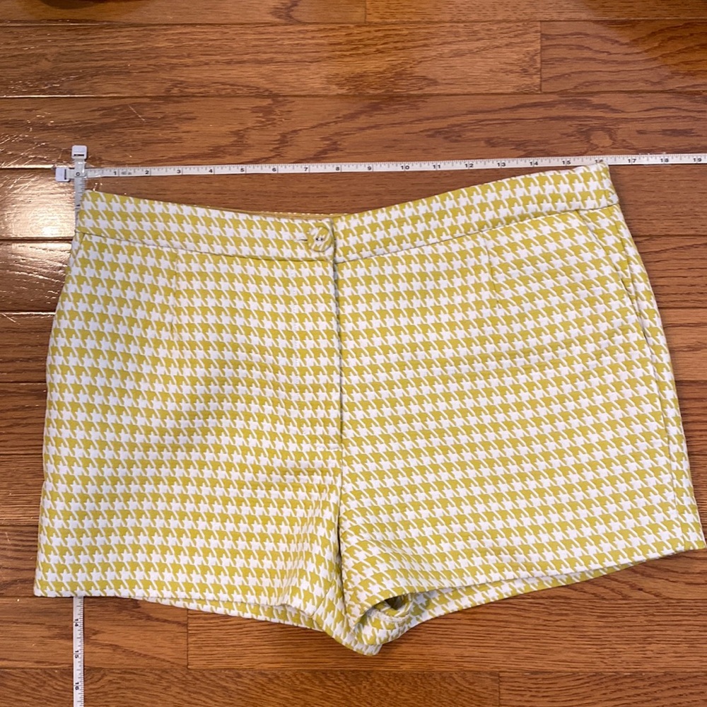 2.5” herringbone mustard yellow shorts